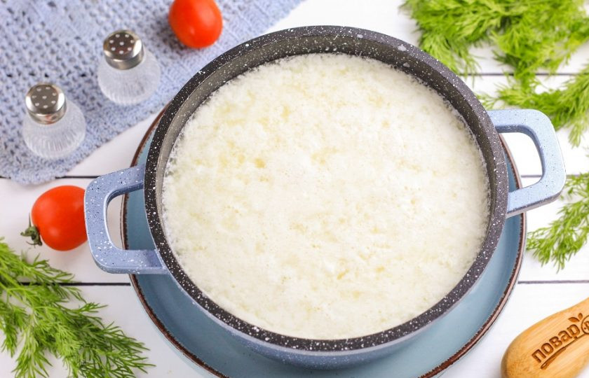 1. Этап. Сыр адыгейский: Перелейте молоко и кефир в казан или кастрюлю с антипригарным дном. Всыпьте щепотку соли и перемешайте. Поместите на плиту и доведите практически до кипения, а затем нагрев убавьте. Томите содержимое емкости на умеренном нагреве до тех пор, пока оно не свернется и не образуются творожные хлопья. После этого нагрев выключите. Если жидкость будет кипеть, то хлопья распадутся на крупинки и сыр не получится.