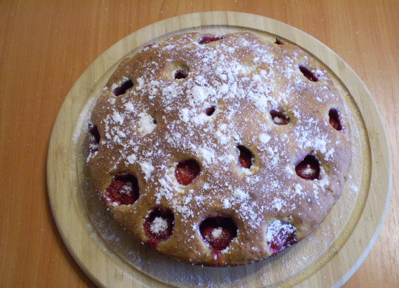 1. Этап. Клубничный пирог на кефире: 9. Вынимаем из формы, остуживаем, посыпаем сахарной пудрой и пирог готов.