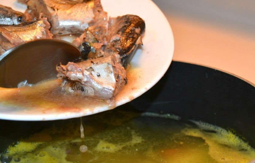 1. Этап. Вкусный и простой рыбный суп: 7. После 20 минут добавьте в суп рыбную консерву.