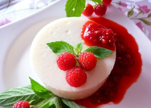 1. Этап. Манная каша с малиной: Кашу из формочки выкладываем на плоскую тарелку, поливаем малиновым пюре и украшаем ягодами.