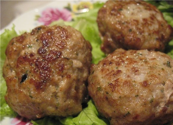 1. Этап. Котлеты из фарша в мультиварке: 6. Готовые котлеты выкладываем на тарелки, украшаем зеленью и подаем к столу. Приятного аппетита!