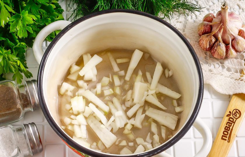 1. Этап. Соус из персиков к мясу: Лук и чеснок очистите от кожуры и промойте в воде. Нарежьте их мелкими кубиками. По желанию чеснок можно спрессовать в чеснокодавилке. Прогрейте в казане или кастрюле растительное масло и обжарьте в нем луковую и чесночную нарезку примерно 2-4 минуты до румяности.