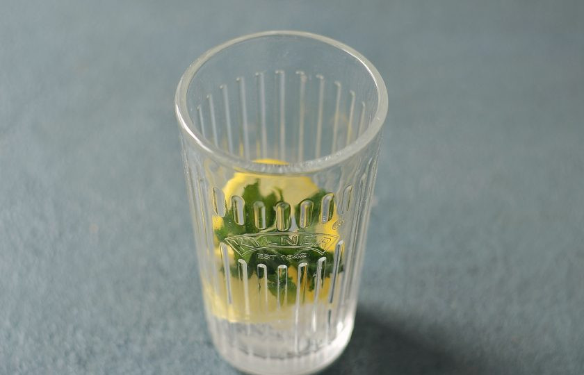 1. Этап. Лимонад из красной смородины: В стакан добавьте пару долек лимона и мяты.