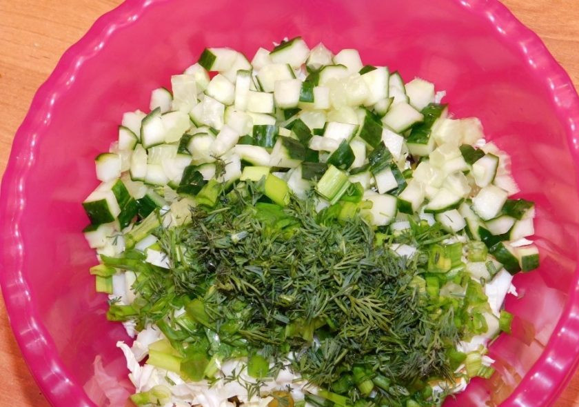 1. Этап. Салат с огурцом, яйцом и горошком: Добавьте нарезанный огурец и зелень.