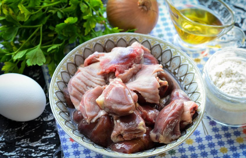 1. Этап. Котлеты из куриных потрохов: Подготовьте ингредиенты для приготовления котлет из куриных потрохов.