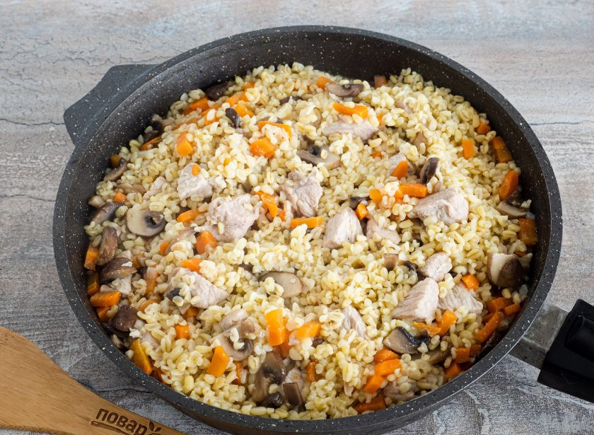 1. Этап. Плов из булгура с грибами: После закипания посолите по вкусу, накройте крышкой, убавьте огонь на минимум и готовьте под крышкой до полного выпаривания жидкости.