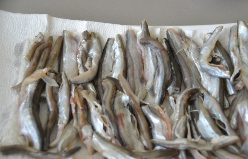 1. Этап. Мойва в масле: Очищеную мойву промойте и просушите на бумажном полотенце.