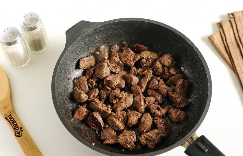 1. Этап. Салат из куриной печени: Готовую печень посолите и поперчите по вкусу.