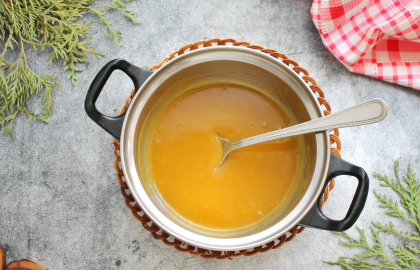 1. Этап. Муссовый торт с манго: Снимите кастрюлю с манговой массой и добавьте набухший желатин, перемешайте до однородности и остудите. Залейте желейной массой верх муссового слоя и уберите в холодильник до полного застывания, примерно на 1-2 часа.