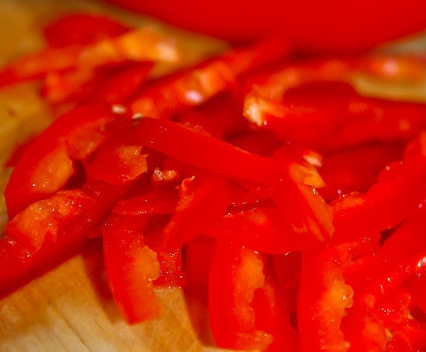 1. Этап. Огурцы по-болгарски: 3. Перец очистить от семян и нарезать полосками шириной 3-4 мм.