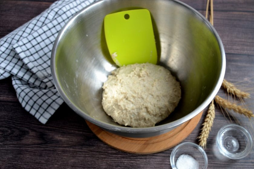 1. Этап. Багет ржаной: Влейте в тесто примерно 20 мл. воды, всыпьте соль.