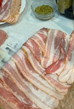 1. Этап. Праздничные кармашки по-питерски: На противень, застеленный пергаментом, выложить бекон