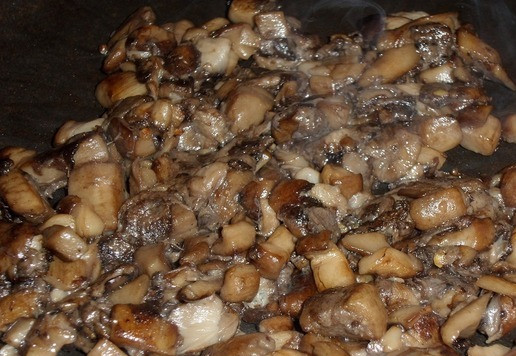 1. Этап. Шаурма с грибами и сыром: Обжариваем грибы в течении 10 -12 минут на среднем огне, периодически помешивая их. Затем убираем сковороду с огня.