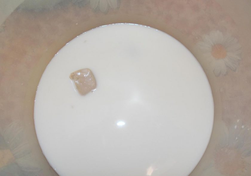 1. Этап. Берлинеры: В тёплом молоке замочите дрожжи по инструкции на упаковке.