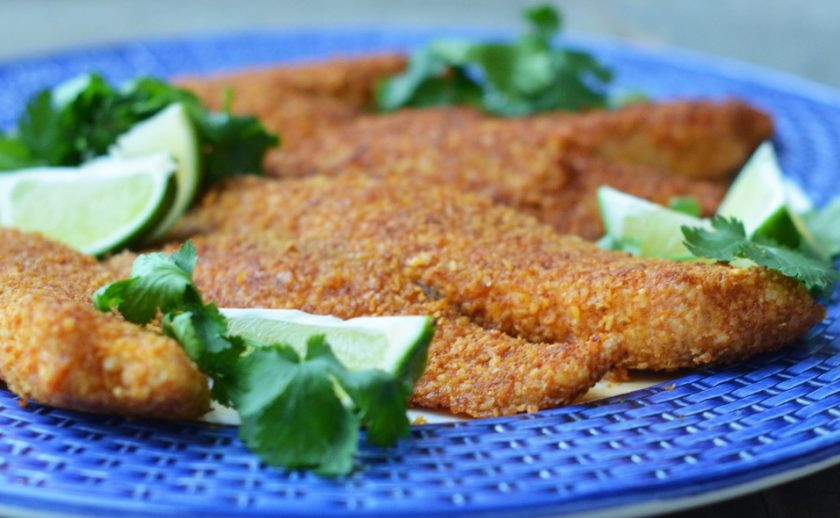 1. Этап. Тилапия в панировке: Обжарьте тилапию в панировке в течение 3-х минут с каждой стороны. Подавайте блюдо с нарезанным лаймом и петрушкой. Приятного аппетита!