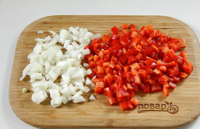 1. Этап. Домашний рататуй: Лук и перец нарежьте кубиками.