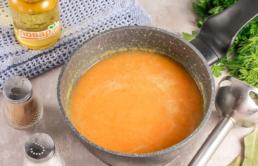 1. Этап. Суп из виноградных улиток: Из бульона удалите лавровые листья и отпюрируйте его, чтобы получить бархатистую консистенцию. По желанию можно добавить пару столовых ложек белого вина для вкуса.