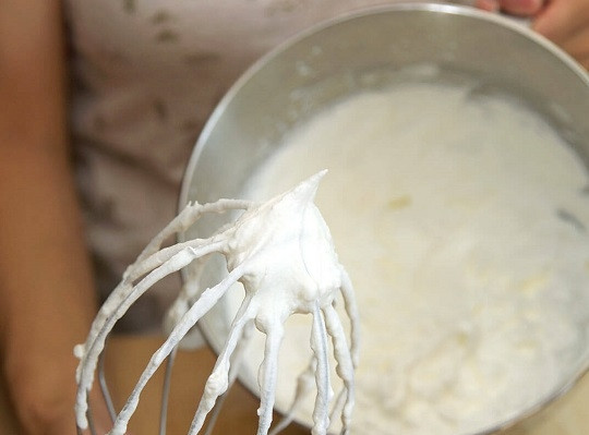 1. Этап. Крем для эклеров со сгущенкой: 3. Охлажденные сливки взбейте до плотных пиков.