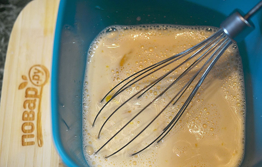 1. Этап. Творожные блины с кунжутом и изюмом: 2. Добавьте теплое молоко. Перемешайте.