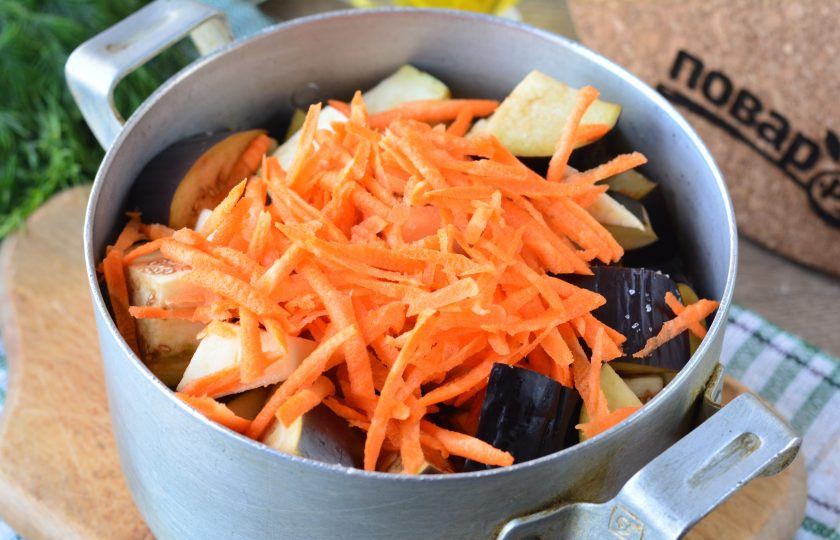 1. Этап. Баклажаны Ивасики телесики: Туда же добавьте натертую морковку.