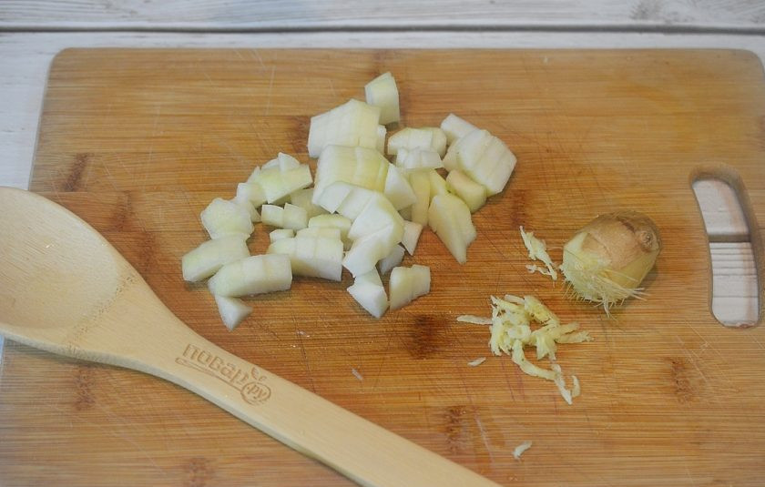 1. Этап. Варенье с клюквой, грушей и инжиром: 1. Груши нарежьте кубиком, имбирь натрите на терке.