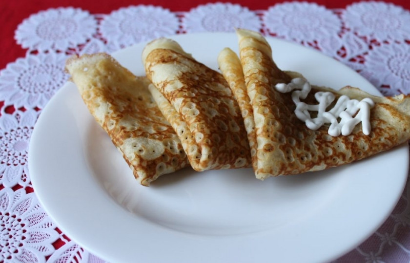 1. Этап. Блины простые: 4. Готовые блины перекладываем на тарелку и сворачиваем конвертиком, подаем со сметанкой. Приятного аппетита!