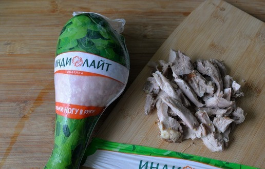 1. Этап. Салат с индейкой Хоритаки: Берём любое филе индейки: жареное или запечённое. У меня была запечённая в фольге голень индейки Индилайт. Режем филе тонкими полосками.