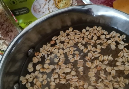 1. Этап. Овсянка по-английски: Налить в кастрюлю /сотейник холодной воды (1литр), посолить, всыпать овсяные хлопья. Довести до кипения на среднем огне, помешивая. *Лучше взять хлопья второго (среднего или мелкого) размера (я чаще всего покупаю хлопья ТМ