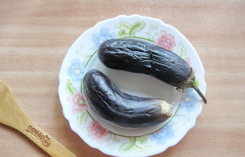 1. Этап. Паштет из баклажанов с грибами: Баклажаны запеките в духовке или микроволновке.