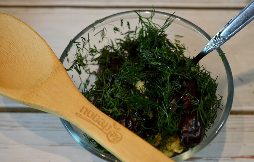 1. Этап. Баклажаны с чесноком на зиму: 5. Баклажаны уберите из рассола. На тарелку выкладывайте баклажаны и зелень с чесноком, чередуя.