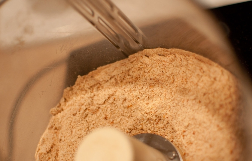 1. Этап. Куриные наггетсы: Можете сделать панировочные сухари сами, для этого возьмите высушенный батон (мы никогда не выбрасываем недоеденный батон, всегда оставляем, сухим и делаем свои панировочные сухарики) и измельчите в блендере.