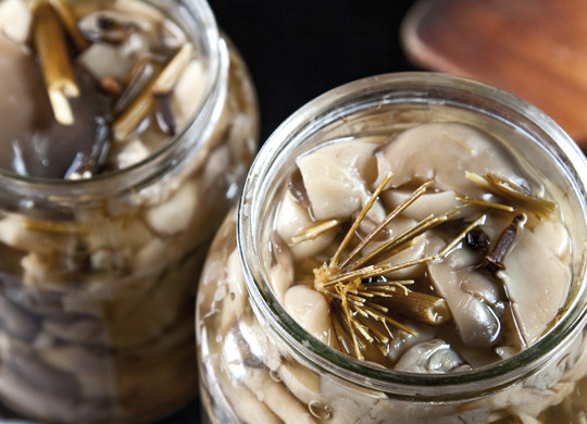 1. Этап. Маринованные вешенки с лимонной кислотой: 5. Варим еще 20-30 минут на слабом огне, и закатываем в стерильные банки на зиму, добавив в каждую по столовой ложке масла.