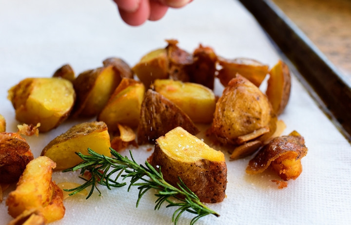 1. Этап. Жареный картофель с чесноком и розмарином: 6. Удалите лишний жир с картошки и подавайте ее к столу.