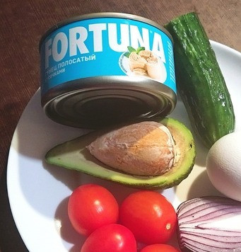 1. Этап. Салат порционный с тунцом: Для салата нам потребуется большая тарелка