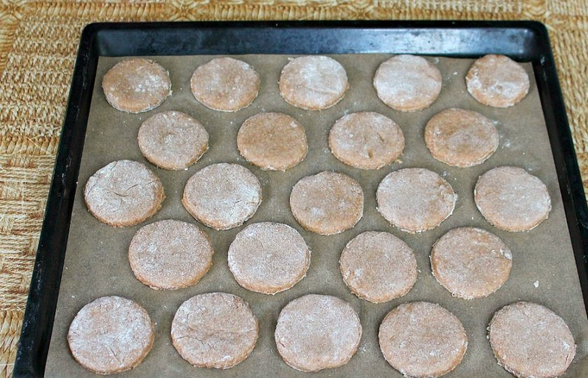 1. Этап. Медовые пряники на кефире: Заготовки переложите на противень, покрытый пекарской бумагой. Отправьте в духовку.