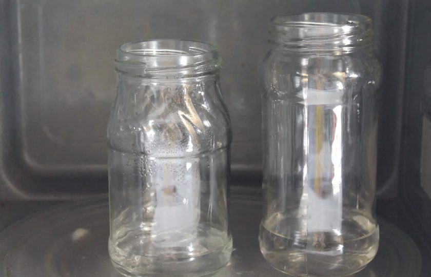 1. Этап. Маринад для подосиновиков: Пока отвариваются грибы, простерилизуйте вымытые с содой банки, крышки прокипятите.