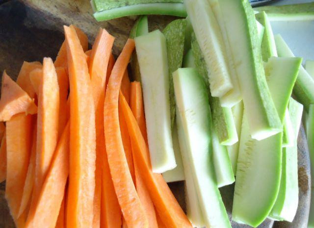 1. Этап. Жареная семга: И, наконец, приготовим гарнир - нарезаем овощи длинной соломкой.