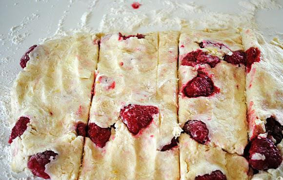 1. Этап. Булочки с малиной и лимонной глазурью: 3. Выложить тесто на посыпанной мукой поверхности, раскатать в прямоугольник примерно 30Х7,5 см толщиной 3 см. Разрезать прямоугольник пополам, а полученные прямоугольники еще раз пополам, чтобы получилось 4 прямоугольника.