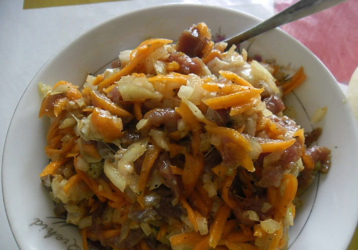 1. Этап. Сочные манты: Готовим начинку. Куриное филе смешиваем с мелко нашинкованным луком, тертой мякотью тыквы, солью, перцем и специями.