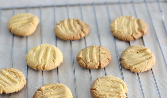 1. Этап. Песочное печенье без яиц: 5. Выпекаются такие печенья очень быстро - всего 10-13 минут. Важно не пересушить их в духовке. Вот такой простой рецепт песочного печенья без яиц. Его нужно остудить немного, можно сверху присыпать сахарной пудрой и подавать к столу.