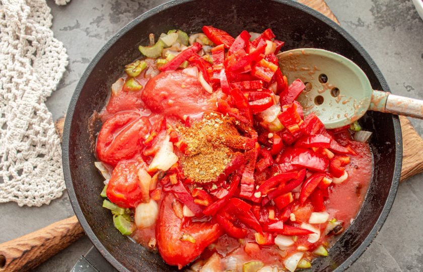 1. Этап. Лобио с сельдереем: Всыпьте специи, влейте около 1/2 стакана воды и тушите овощи 5 минут.