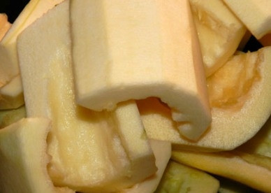 1. Этап. Икра кабачковая на 3 кг: Икру лучше готовить не из молодых кабачков - в них много сока. А старые вызревшие кабачки для икры — самое то, что надо. Очищаем кабачки от твердой кожуры и от семечек.