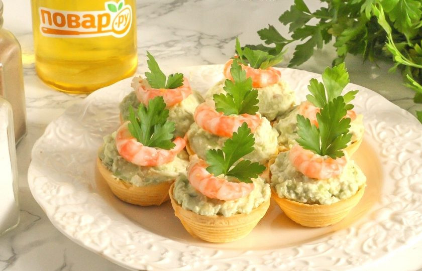1. Этап. Тарталетки с творожным сыром, авокадо и креветками: Украсьте свежей петрушкой и подайте сразу же блюдо к столу.