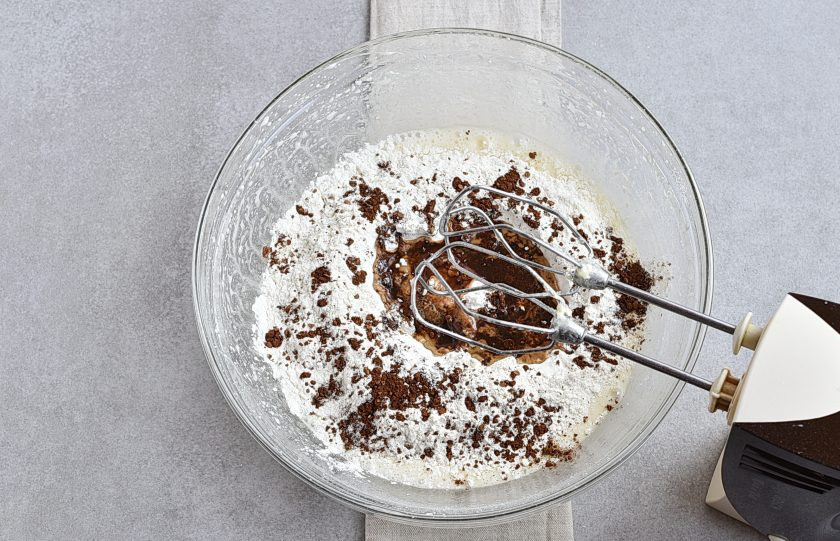 1. Этап. Кофейный пирог: Всыпьте просеянную с разрыхлителем и солью муку. Сверху рассыпьте молотый кофе, если используете. Влейте 100 мл. кофе.