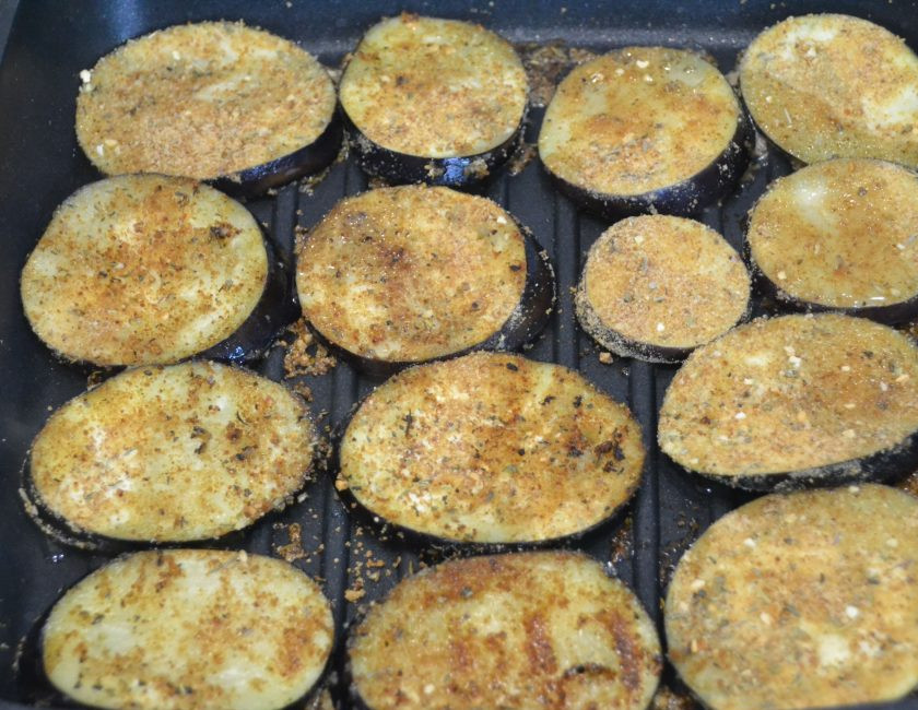 1. Этап. Итальянский салат Пармиджано: Отожмите выделившуюся влагу из баклажанов, обваляйте в панировке и обжарьте на растительном масле до готовности.