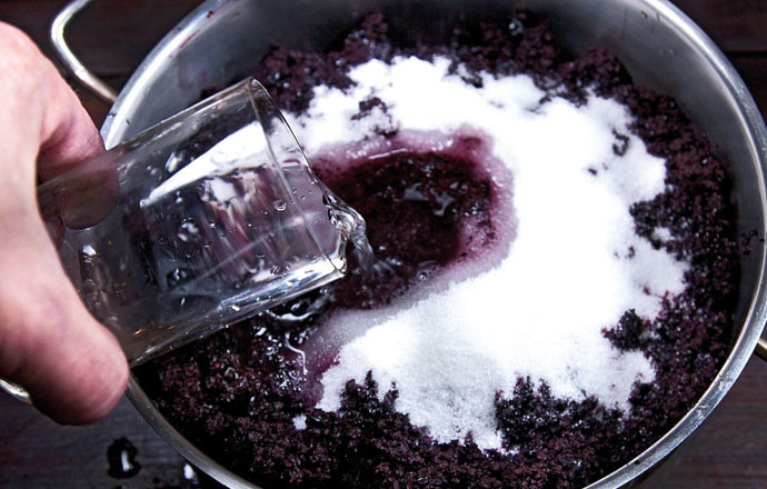 1. Этап. Вино из рябины: 7. Мезгу соедините примерно со стаканом сахара, залейте все литром воды. Накройте крышкой — и дайте побродить еще около 7 дней.