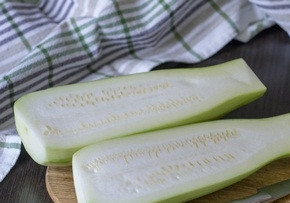 1. Этап. Постные котлеты из кабачков: 2. Разрезаем кабачок на 2 половинки и полностью убираем серединку.