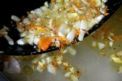 1. Этап. Манный суп: Оставшийся лук мелко нарезаем, а морковь натираем на терке. Обжариваем на растительном масле и отправляем в кастрюлю.