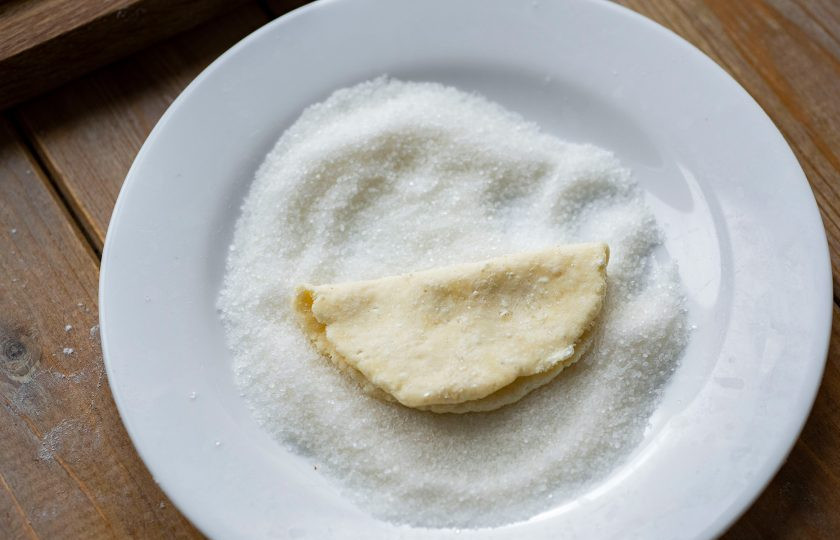 1. Этап. Шаники: Сложите этот блинчик пополам так, чтобы сахар оказался внутри. Также обваляйте одной стороной в сахаре.