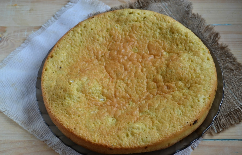 1. Этап. Вкусное бисквитное тесто: Готовый бисквитный корж разрежьте, смажьте кремом, украсьте - и вкуснейший торт готов!